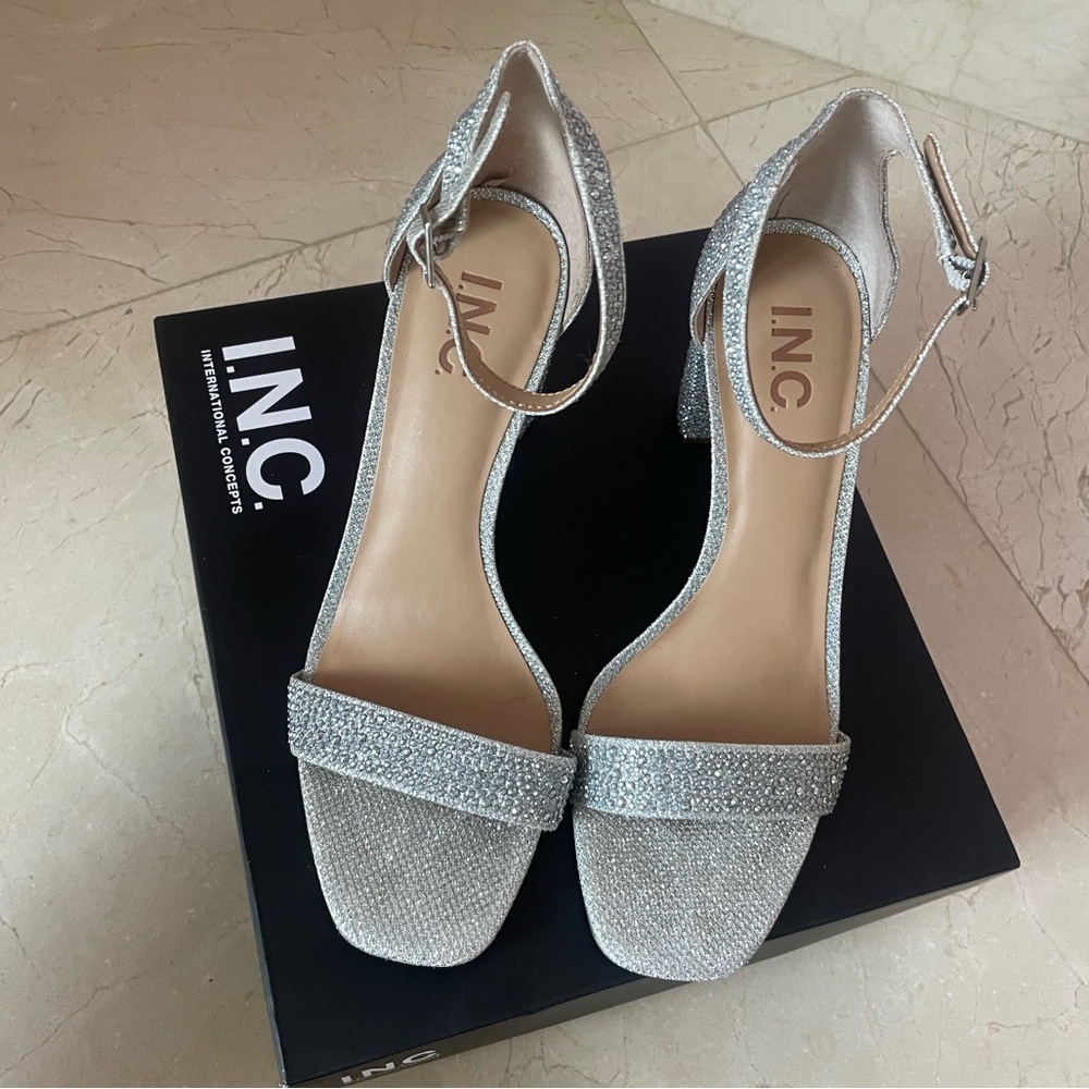 Silver Heels - Picture 2 of 3